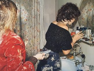 Zwei Frauen am Waschbecken